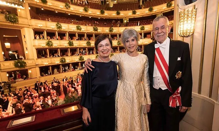 Ist der Präsident in der Loge, kann die Eröffnung beginnen: Alexander Van der Bellen, Doris Schmidauer und Hollywoodstar Jane Fonda