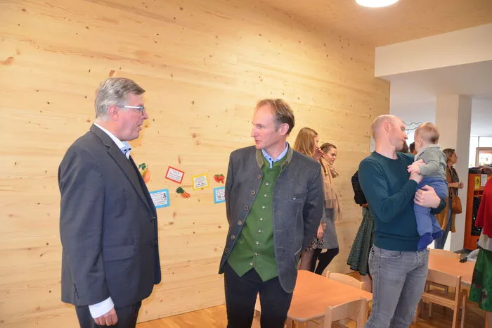 Dechant Johann Schreiner mit Bürgermeister Oliver Felber.
