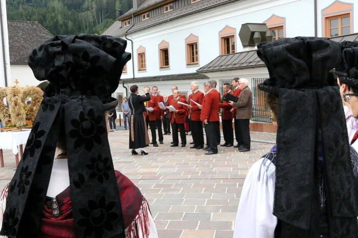 Für die musikalische Umrahmung sorgte die Sängerrunde St. Salvator unter der Leitung von Ulrike Liegl (Foto). 