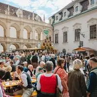 Der Landhaushof ist bereits gut gefüllt