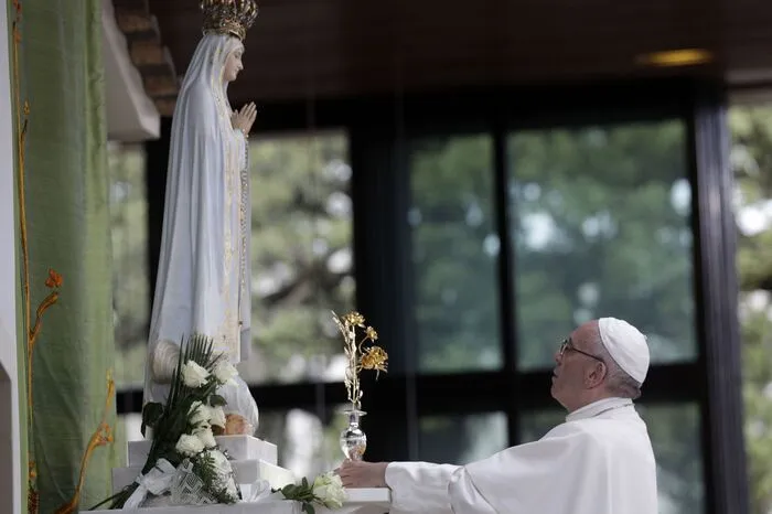 In der Erscheinungskapelle des Heiligtums verrichtete Franziskus acht Minuten lang ein privates Gebet vor der Marienstatue. Anschließend betete der Papst mit den Gläubigen. Als "Pilger des Friedens" und "Pilger der Hoffnung" bitte er "für die Welt um Eintracht unter den Völkern", sagte Franziskus.