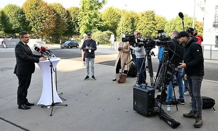 ABD0019_20221007 - WIEN - ÖSTERREICH: Hofburg-Kandidat Gerald Grosz am Freitag, 7. Oktober 2022, anl. seines Wahlkampfabschlusses am Ballhausplatz in Wien. - FOTO: APA/HELMUT FOHRINGER