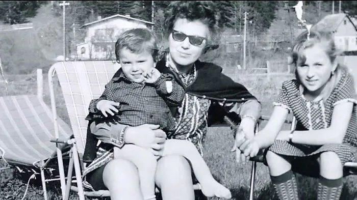 Christian Kern verbrachte nach eigenen Angaben eine idyllische Kindheit: Hier mit seiner Mutter und seiner älteren Schwester Andrea