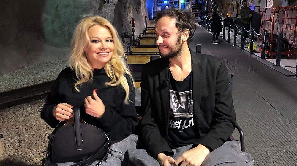 Schau mal einer an, wer da im Zug der Märchengrottenbahn sitzt - Pamela Anderson und Srećko Horvat