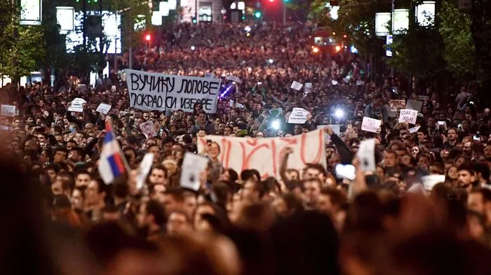 Tausende junger Menschen haben am Dienstag in Serbien den zweiten Tag in Folge gegen den alles beherrschenden Spitzenpolitiker Aleksandar Vučić demonstriert.