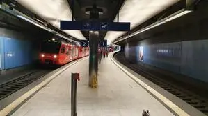 Unterirdische S-Bahn-Station in Zürich, der Zug fährt gerade ein