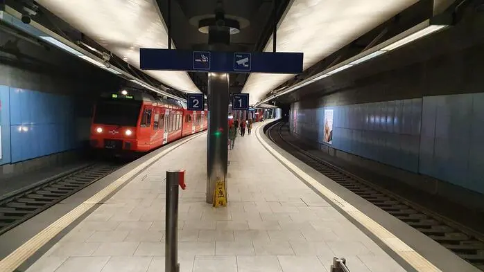 Unterirdische S-Bahn-Station in Zürich, der Zug fährt gerade ein