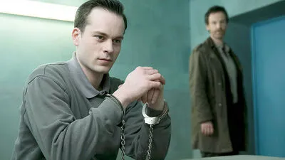 Zum Fürchten: Florian Bartholomäi (links) als sadistischer Serienkiller, der sich ein Duell mit Hauptkommissar Faber (Jörg Hartmann) 