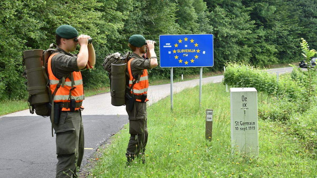 Josef Gaugl und David Breineder bei ihrem Dienst am Grenzübergang Platsch in Berghausen