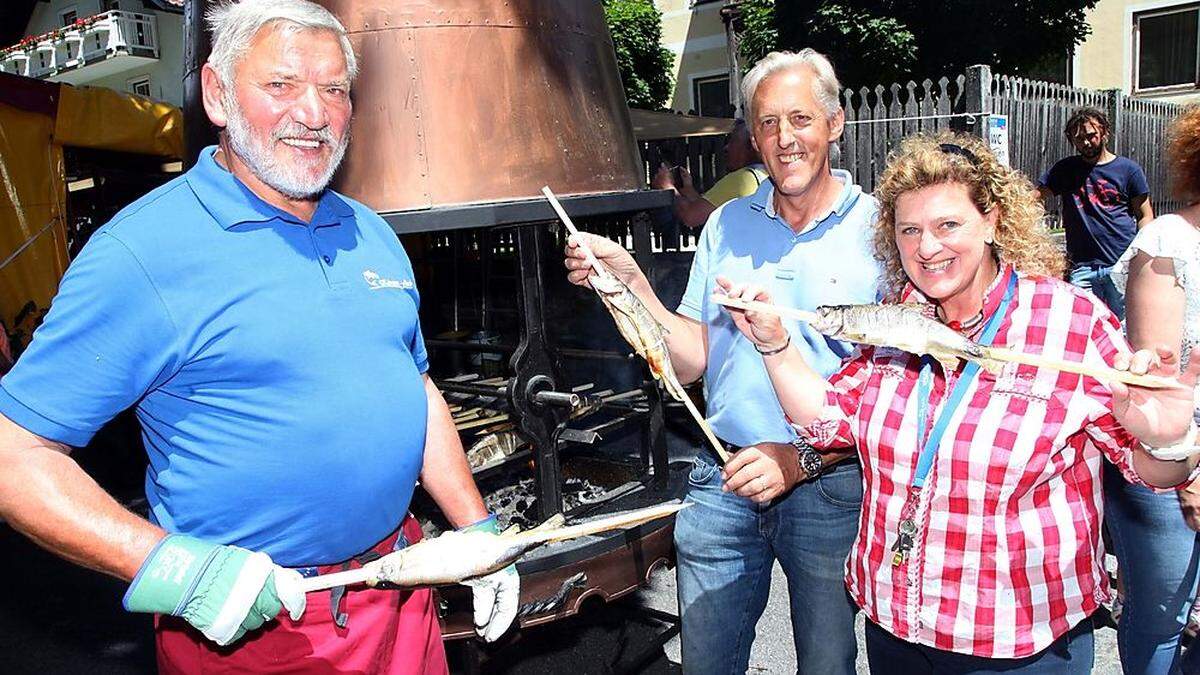 Elektromeister Erich Tisch (Mitte) hat das Fischfest ehrenamtlich verkabelt. Hier mit Steckerlfisch-Profi Peter Schabus und Organisatorin Andrea Hacker