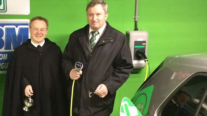 Probebetrieb: Pater Michael und Direktor Johann Zauner	