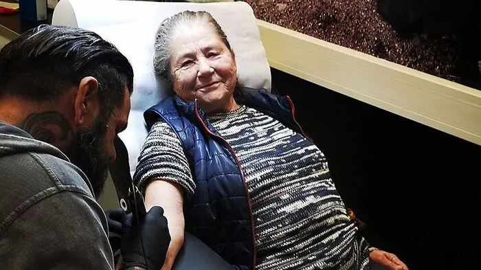 Oma Ingeborg bei Mario (Uniquesytle)