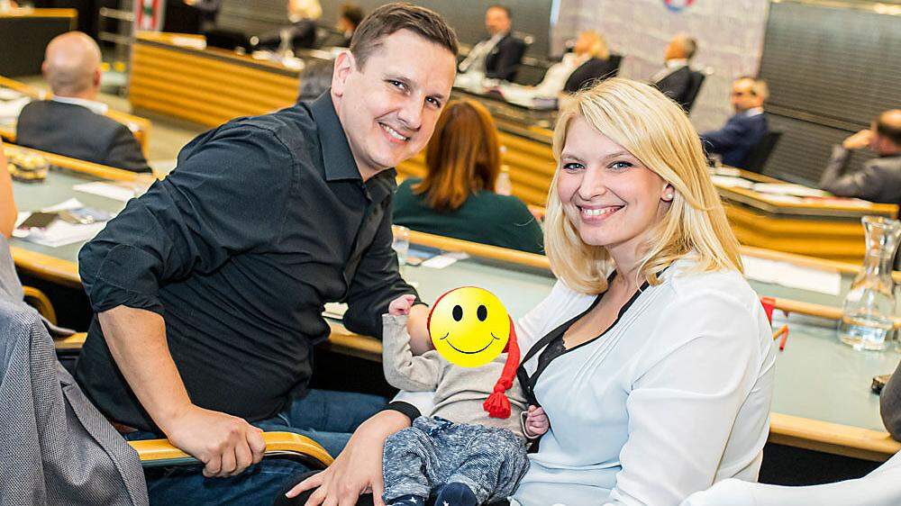 Sarah Steiner und Christian Glück mit ihrem Sohn in der Gemeinderatssitzung