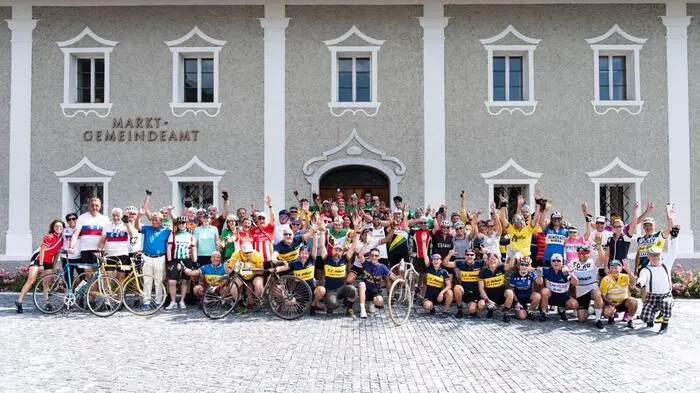 An die 100 Teilnehmer fuhren mit ihren Retrobikes durch die Region Villach