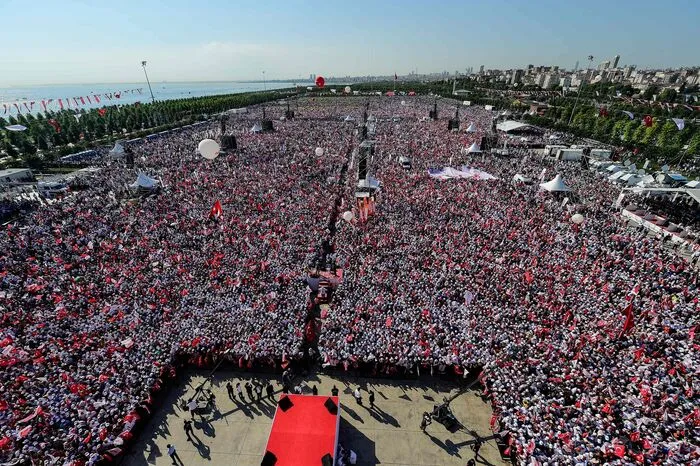 In den türkischen Medien fand der Protestzug zuletzt große Aufmerksamkeit. Während regierungstreue Zeitungen teils vom "Marsch der Verräter" schrieben, lobten andere Kolumnisten, dass es Kilicdaroglu erstmals gelungen sei, mit dem Marsch ein Thema zu setzen.