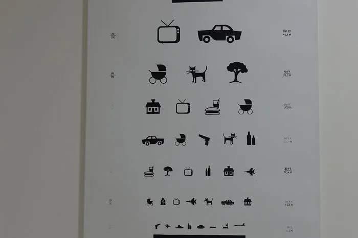 Dekor oder Schautafel? Im Wartebereich jedenfalls langweilt man sich nicht.