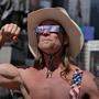 Der berühmte „Naked Cowboy“ mit der Sonnenfinsternis-Brille gestern in New York - mittlerweile eine Ikone im Big Apple