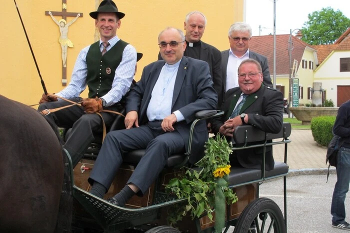 In einer Kutsche ging es mit zwei Pferdestärken zu einem Empfang in die Landwirtschaftliche Fachschule Kirchberg am Walde.