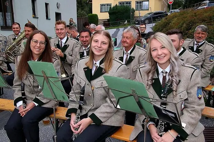 Am Sonntag wurde nach dem Gottesdienst zum Frühschoppen beim Edelweiß-Stüberl geladen. Zahlreiche heimische Gruppen, von der Ortsmusikkapelle über den Gesangsverein bis hin zu den Gößnitzer Schuhplattlern, sorgten für beste Stimmung.