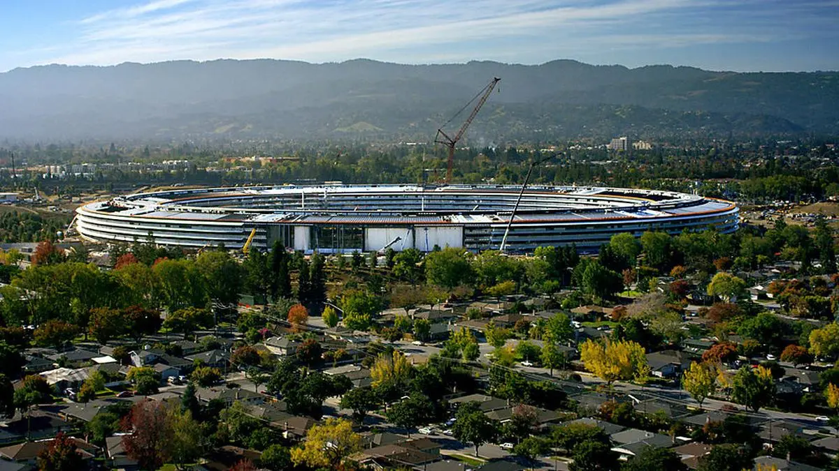 14.000 Parkplätze, ein zwölf Hektar großer Park im Inneren mit 9000 Bäumen: Apples neuer „Apple Park“ in Cupertino setzt neue Maßstäbe.