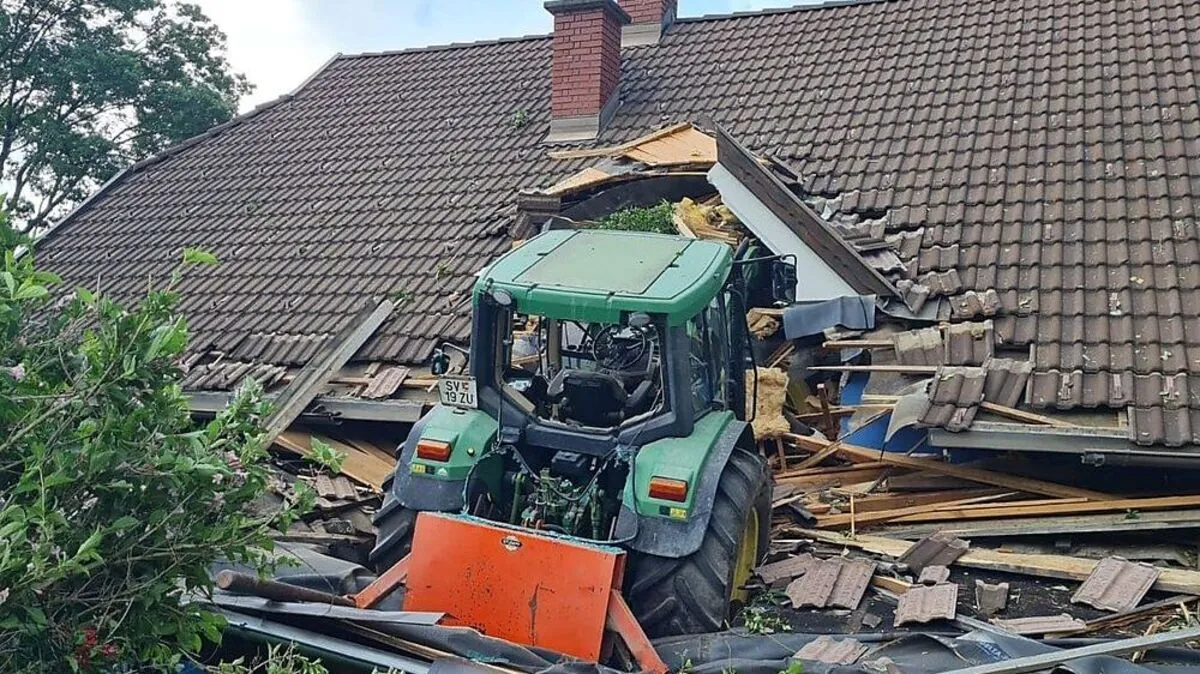 Der Traktor stürzte auf ein Haus