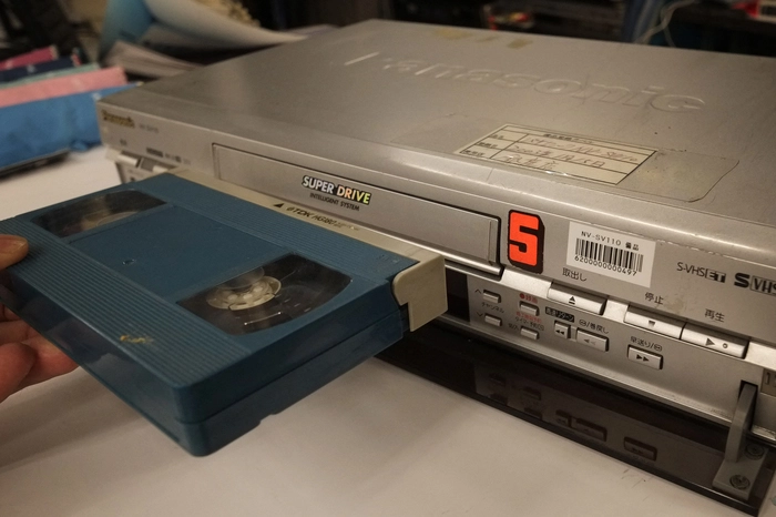 1976 kamen VHS-Kassetten (Video Home System) auf den Markt. Sie können je nach Bandbreite mehrere Stunden Videomaterial speichern. 20 Jahre lang war die VHS-Kassette der Platzhirsch auf dem Heimvideo-Markt. Zur Jahrtausendwende hat die DVD diese Rolle übernommen. Anders als andere alte Speichermedien erlebt sie bislang kein Comeback.