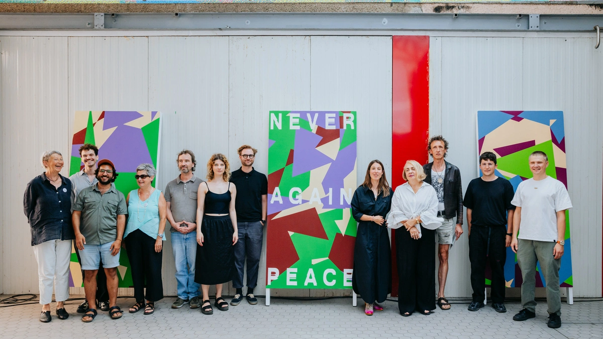 Kuratorisches Team mit Künstler:innen des steirischen herbst bei der Pressekonferenz im BAU
