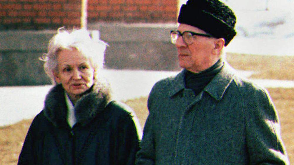Margot und Erich Honecker 1992 bei einem Spaziergang auf dem Gelaende der chilenischen Botschaft in Moskau