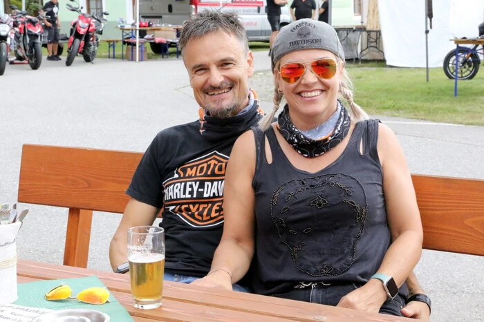 Auf ihren heißen Öfen gesichtet wurden unter anderen die Angestellten Jutta und Herbert Neubauer (Foto), Shell Austria-Vertreter Harald “Ölprinz” Tamegger, Unternehmer Werner Unterzaucher sowie Rudl Lehnert auf seiner Harley. 