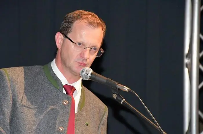 Durch das Konzertprogramm führte Musikschuldirektor Wolfgang Fleischhacker. Erstmals beim Konzert wirkte Annelie Fussi mit, ihr wurde der Jungmusikerbrief überreicht.