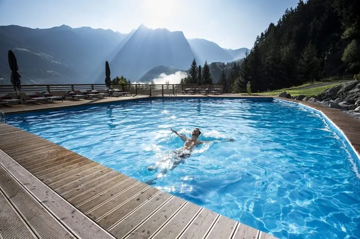 Auf einem Plateau im Ötztal punktet das Selfness und Genuss Hotel Ritzlerhof bei allen, die unter Gleichaltrigen sein möchten. 2012 ließ der neue Besitzer das Vier-Sterne-Superior Hotel generalsanieren. Seither erwartet das Haus seine Gäste mit warmen, erdverbundenen Materialien. Im Rahmen des Wochen-Aktivprogrammes bietet das Hotel von der Meditation bis zur Wein-Degustation Erlebnisse für alle Sinne an. Neben umfangreichen Wellness- und Sport-Optionen stehen im neuen Wellnessbereich „Lenzenstuba“ alle Zeichen auf Erholung.