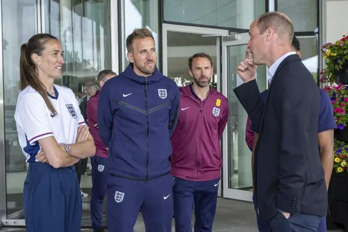 Der 41-Jährige kam am Montag (10. Juni) nach Burton-on-Trent und sprach dabei unter anderem mit Nationaltrainer Gareth Southgate.