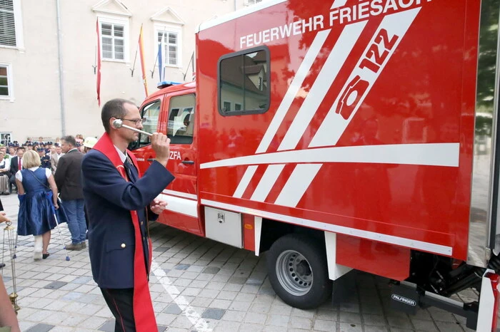 So stand auch die Segnung des neuen Einsatzfahrzeuges (MZF-A) durch Pfarrer Robert Wurzer auf dem Programm. 