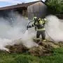 Mit schwerem Atemschutz wurden die Heuballen gelöscht