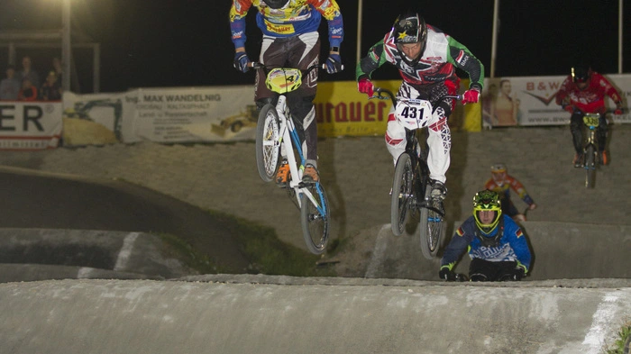 BMX-Fahrer aus ganz Europa waren im Rahmen des „Alpe Adria Cups“ in Mühlen zu Gast – und kämpften dort um den Titel „Dr. Auer BMX Champion of the Night“.