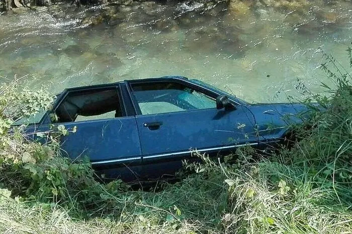 Passanten und Einsatzkräfte versuchten, den Fahrer noch aus dem Auto zu retten. Trotz Wiederbelebungsmaßnahmen verstarb der junge Mann noch an der Unfallstelle. Mehr dazu. 