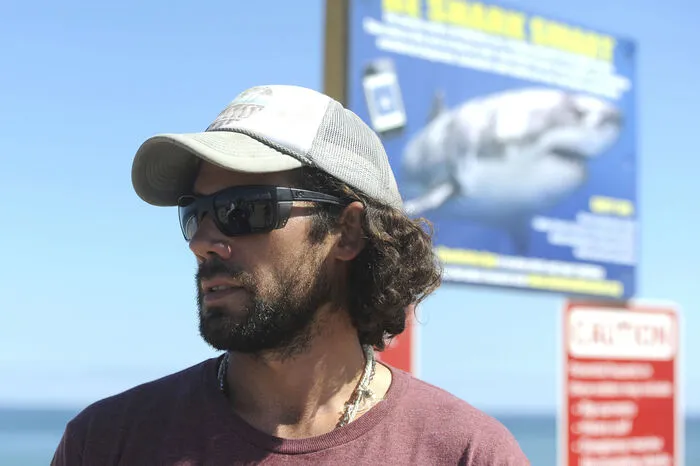 Vor Jahrzehnten wurden Robben vom US-Kongress unter Schutz gestellt. Meeresbiologen warnen schon seit Jahren davor, dass damit auch mehr Haie in diese Gegend kommen werden und es auch zu Angriffen auf Schwimmer und Surfer kommen könnte.