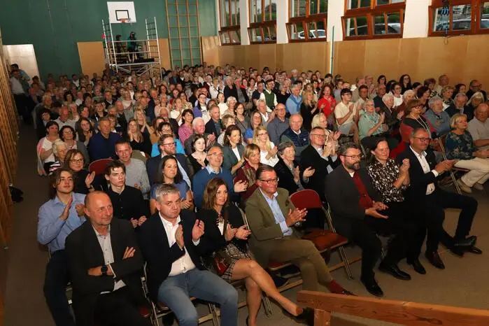 Gesehen wurden: Bürgermeister Georg Kvalar, Pfarrer Jacek Artur Wesoly, die „Matthiasl“ Wirtsleute Josef und Vivian Mitterer, die Hoteliers Peter und Margret Pölzl, Manfred Schinegger (RAIKA Filialleiter Feldkirchen), Werner Schachner (Obmann Kulturverein Bodensdorf), Veronika Zorn (Obfrau Toursimusverband Gerlitzen Ossiacher See), Stofflwirt Bernd Mitterer, Gerhard Thalhammer , Chef von GT Parkett, Arpad Vadoc, Firma Av-Tech, Markus Vidoni Baumeister, Planungsbüro, Barbara Bergner, Abteilungsleiterin Bildungsdirektion, Elvira Wadl, Leiterin Chor Kayama und Unternehmerin, Gaggl Alois, Organist und Chorleiter gemischter Chor Ossiach, Erwin Weger Obmann des MGV Ossiach, Franz Krall, Unternehmer Ossiach, Corina Wolfschwenger, Jungunternehmerin Bodensdorf, Gemeindevorständin Gabriele Köffler Kavalar, Vizebürgermeister Reinhold Pertl und Kulturreferentin Susanna Santer-Hochsteiner.