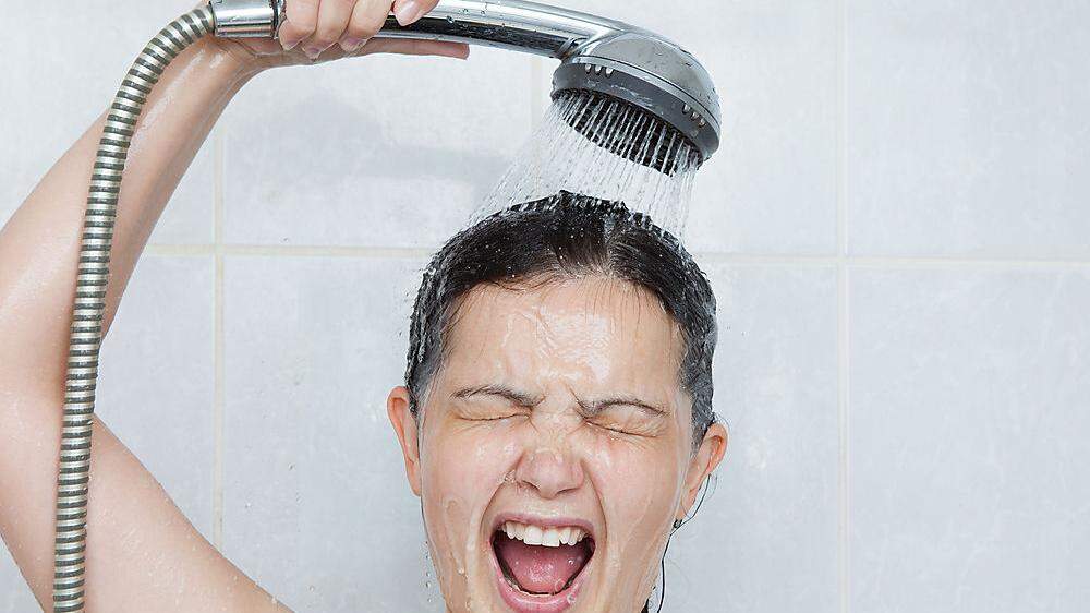 Zu den klassischen Fehleinschätzungen zählt die Annahme, dass Duschen wassersparender ist als Baden