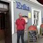 Wirt Alex Breineder vor seinem Gasthaus Erika in Mureck – in wenigen Tagen wird er die Türen für seine Gäste nicht mehr aufsperren 