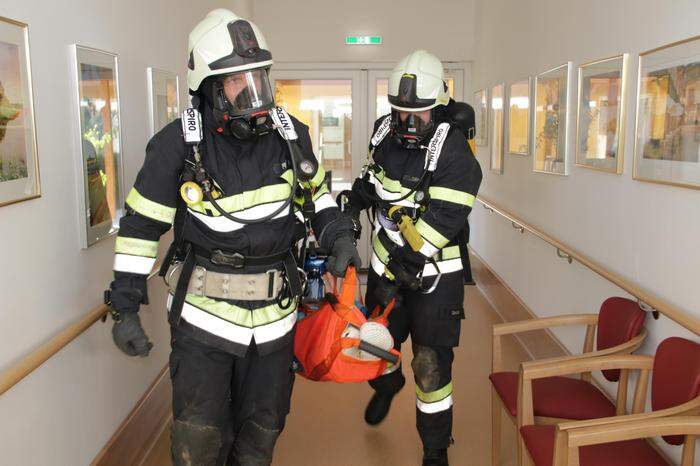 Einsatzleiter HBI Marcel Ernischa von der FF Misselsdorf schickte mehrere Trupps mit schwerem Atemschutz in das Gebäude, um nach den vermissten Personen zu suchen