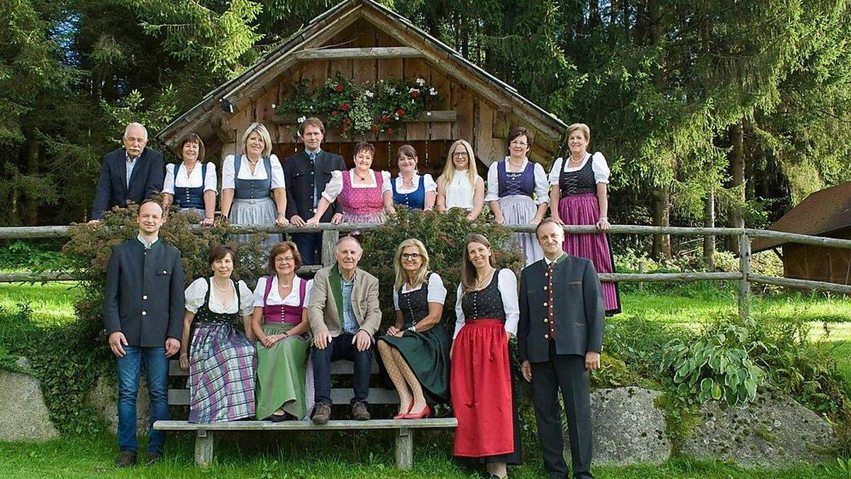 Franz Waldauer (vorne Mitte) mit Vorstand und Organisationskomitee des Apfelberger Adventsingens. Man hofft auf großzügige Hilfe trotz Ausfalls des Ereignisses