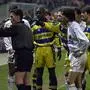 ZU APA SI - Lienienrichter Ivica Kusovac (l.), Schiedsrichter Miroslav Radoman (2.v.l.) sowie Spieler von von Sturm Graz und AC Parma im Rahmen einer Torentscheidung während der heutigen UEFA-Cup Begegnung der beiden Mannschaften in Graz. (electronic image) APA-Foto: Roland Schlager