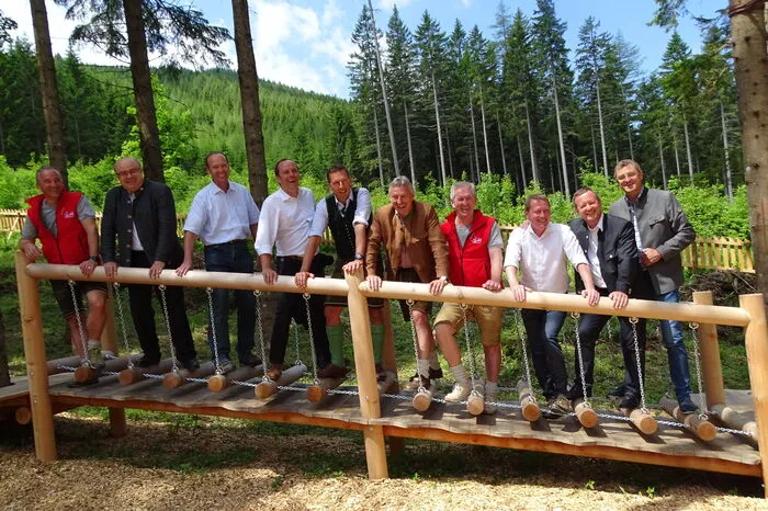Alfred Pierer (links) mit einem Teil der Ehrengäste bei der Eröffnung.