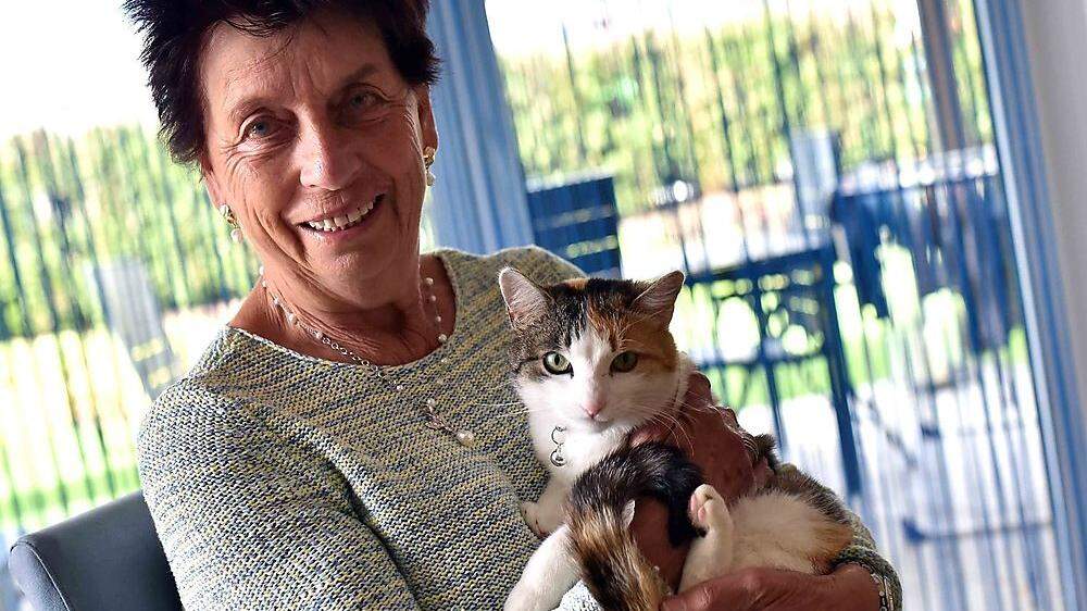 Olga Schüttenkopf nimmt bei ihren Heimbesuchen gerne ihre Katze &quot;Bibi&quot; mit 