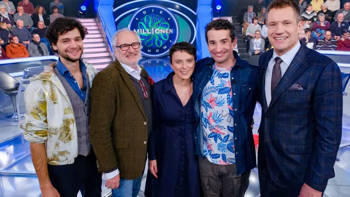 "Science Busterin" Elisabeth Oberzaucher, Schauspieler Aaron Karl, Comedian Omar Sarsam und „Dancing Star“ Michael Schottenberg stellen bei Armin Assinger am 11. Februar ihr Wissen auf die Probe.