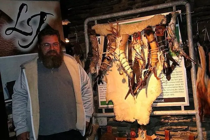 Unter den Ausstellern waren auch drei Maskenschnitzer und ein Krampus-Ausstatter. Außerdem wurde eine Tombola für den wohltätigen Zweck organisiert.