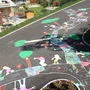 Nachhaltige Verkehrsmittel, bunte Blumen und spielende Kinder zieren den neu gestalteten Straßenabschnitt