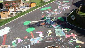 Nachhaltige Verkehrsmittel, bunte Blumen und spielende Kinder zieren den neu gestalteten Straßenabschnitt