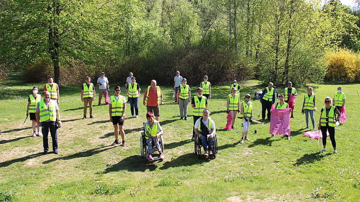 Jugend am Werk und die Lebenshilfe Kapfenberg sammelten am Spielplatz in Walfersam bereits fleißig Müll